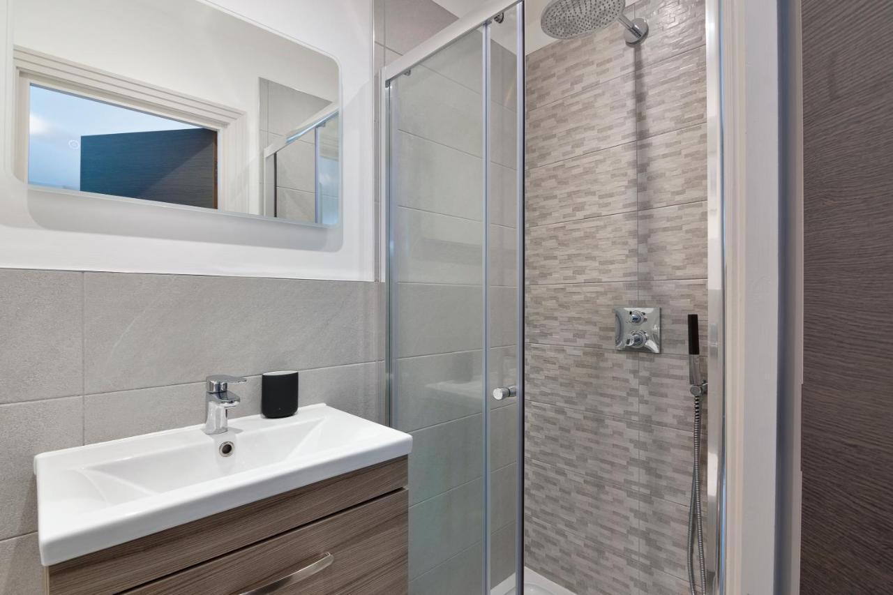 Spacious, 3 Bedroom, 2 Bathroom, Surbiton Luaran gambar