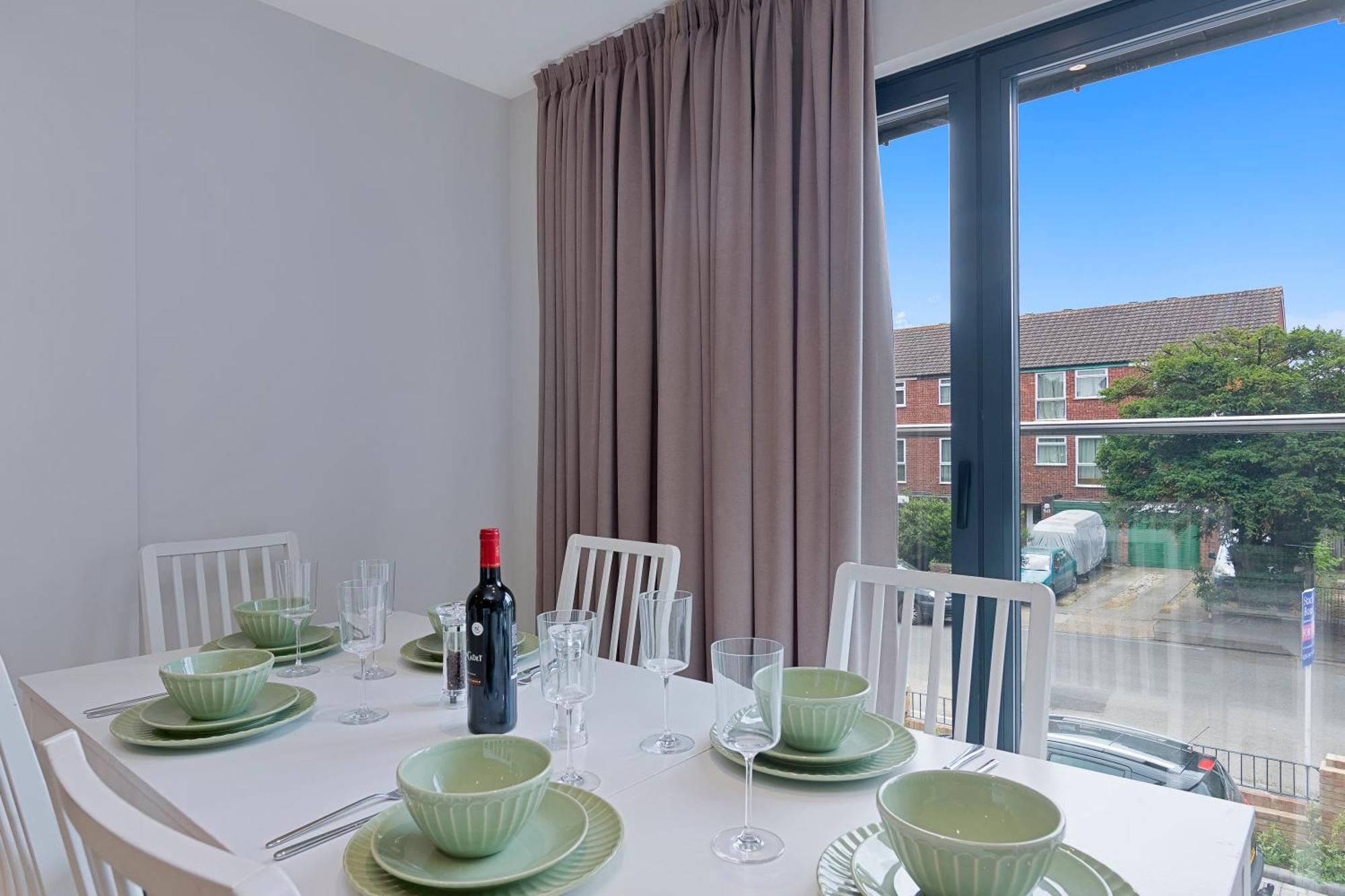 Spacious, 3 Bedroom, 2 Bathroom, Surbiton Luaran gambar